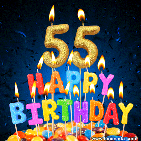 Barevné svíčky ve tvaru čísel a písmen dávající dohromady nápis "55 happy birthday" s pohyblivými plamínky na lentilkovém dortu.