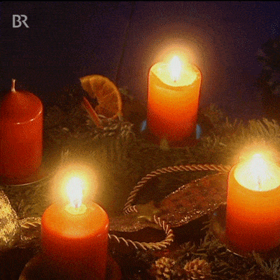 Adventní svícen se třemi svíčkami.