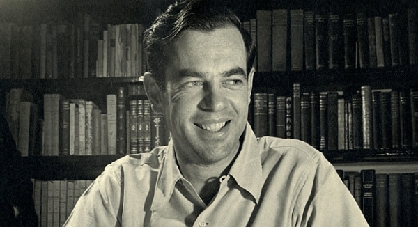 Joseph Campbell sedící v knihovně