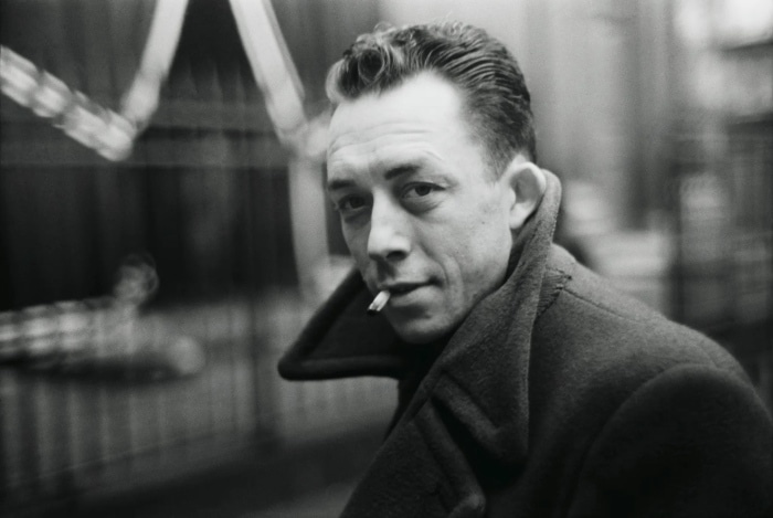 Černobílá fotografie Alberta Camuse.