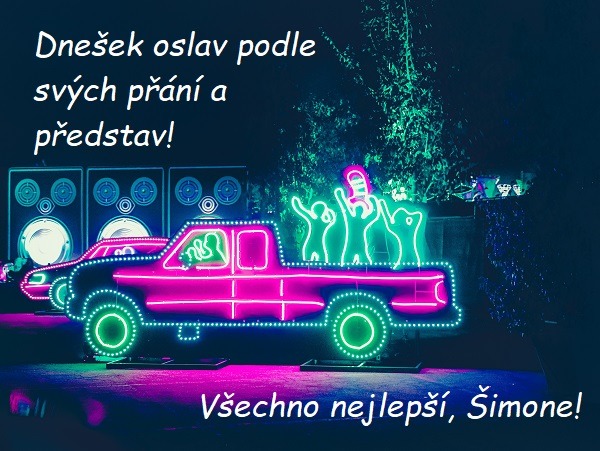Svítící auto s řidičem a třemi postavami na korbě s přáním k svátku Šimonovi. 