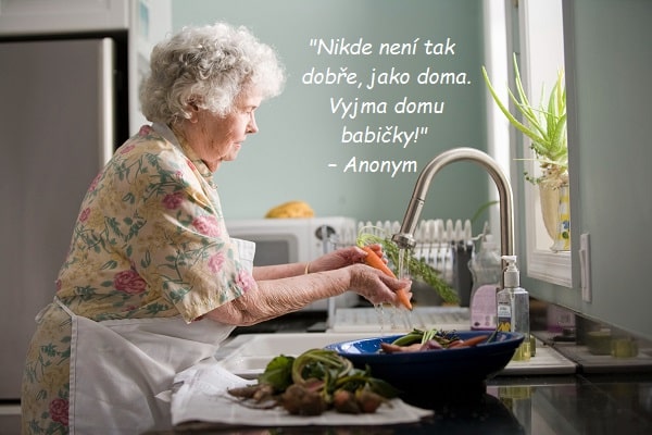 Babička čistící v kuchyni zeleninu s citátem o babičce. 