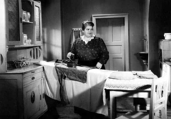 Černobílý snímek z filmu Barbora řádí.