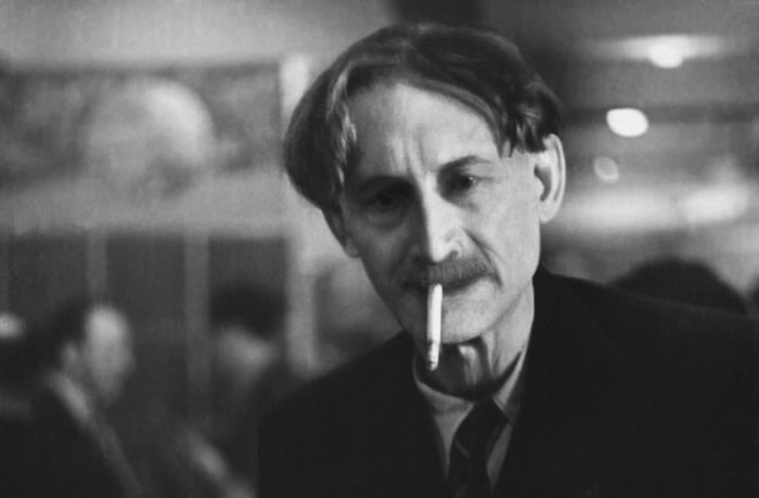 Černobílý snímek kouřícího Henriho Barbusse.