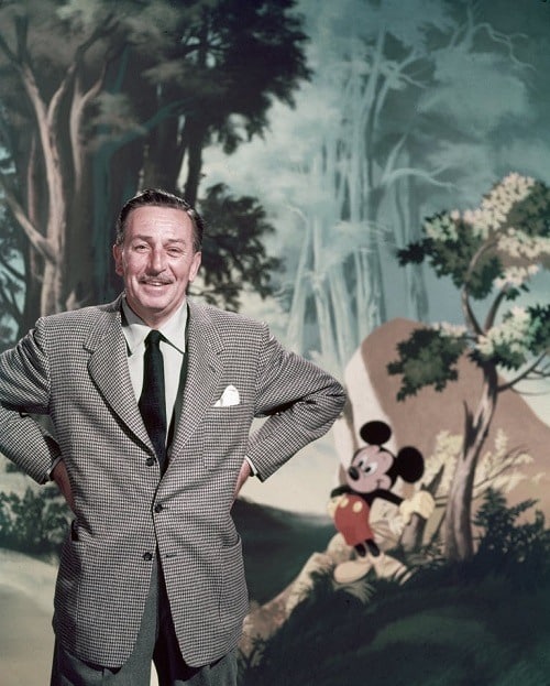 Walt Disney s Mickey Mousem stojícím na pozadí