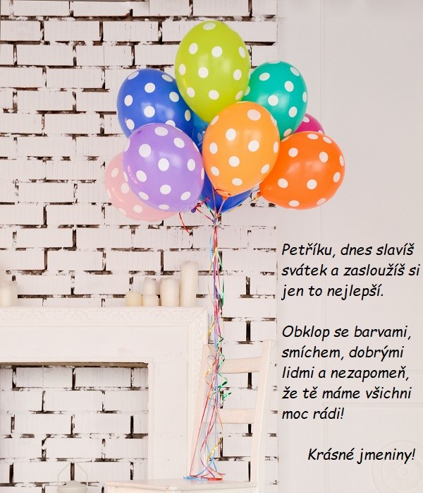 Barevné nafukovací balónky s bílými puntíky a blahopřáním krásných jmenin Petříkovi.