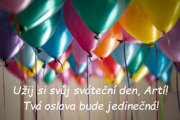 Barevné nafukovací balónky s přáním krásného svátečního dne Artímu. 