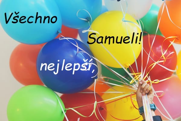 Ruka držící barevné narozeninové balónky s přáním všeho nejlepšího Samuelovi k svátku.