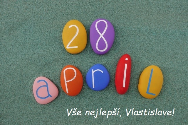 Barevné oblázky popsány písmeny dávající dohromady slova "28 april" a přání všeho nejlepšího Vlastislavovi.