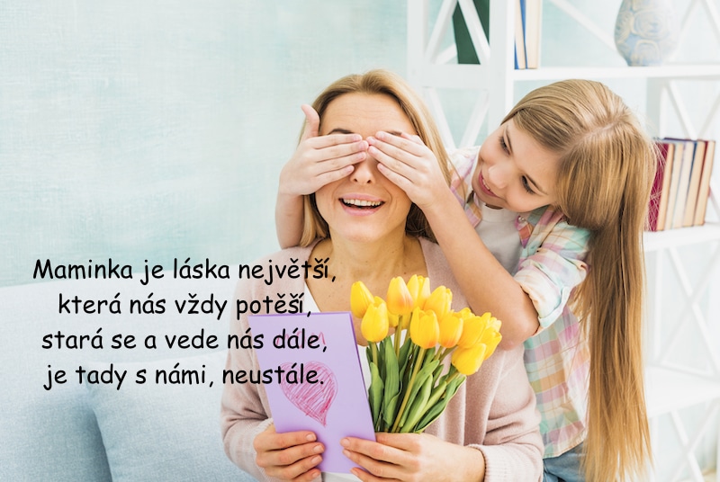 Dcera drží mamince oči a ta se usmívá, drží tulipány a přání ke dni matek.