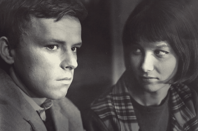Obrázek z černobílého filmu Beáta zachycuje mladou dvojici v dobovém oblečení.