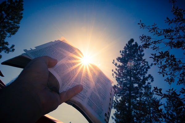 Bible pod slunečními paprsky
