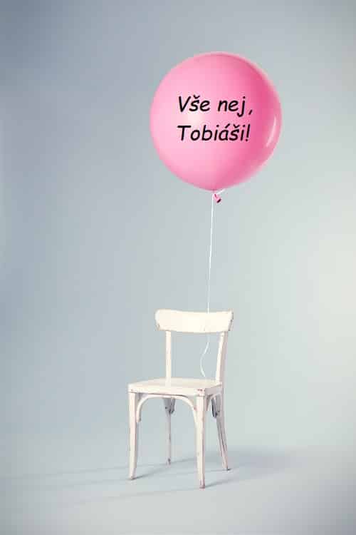 Bílá prázdná židle s uvázaným nafukovacím balónkem a přáním všeho nejlepšího Tobiášovi.