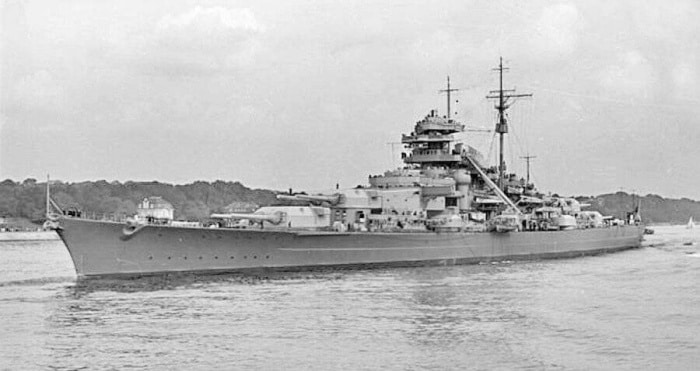 Bitevní loď Bismarck.