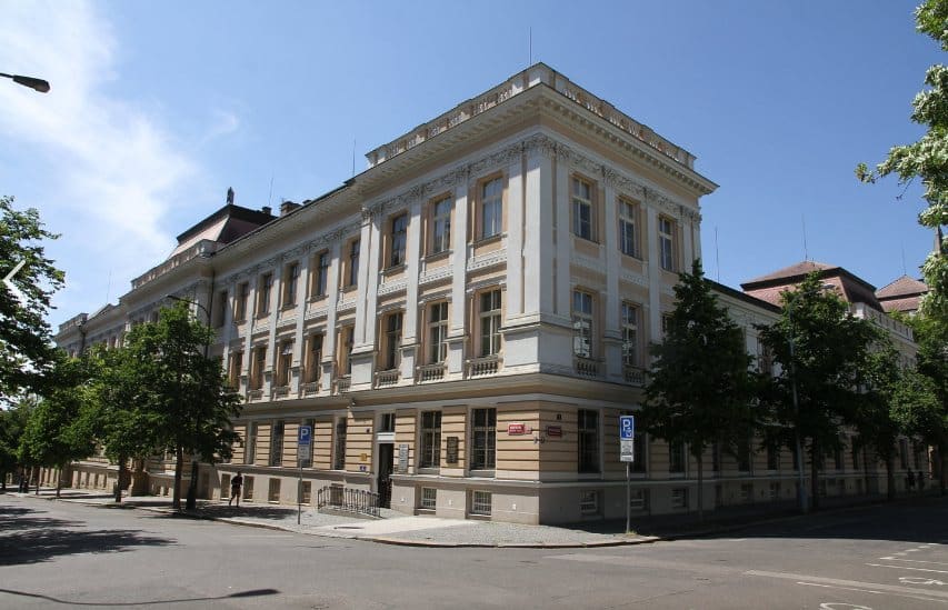 Pohled na budovu na ulici Albertově v Praze.
