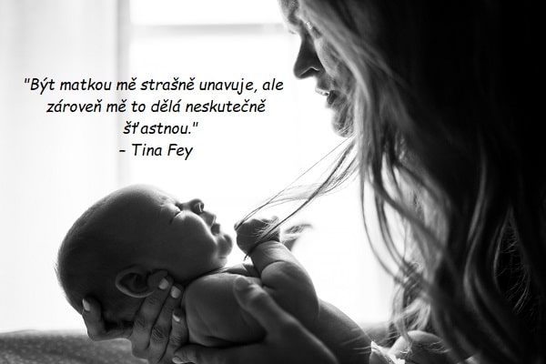 Matka držící v náručí miminko s citátem o mateřství od Tiny Fey.