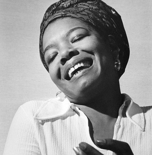 Černobílá fotografie smějící se Mayi Angelou.
