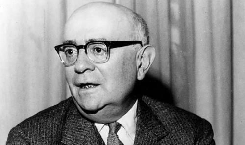 Theodor W. Adorno na černobílé fotografii