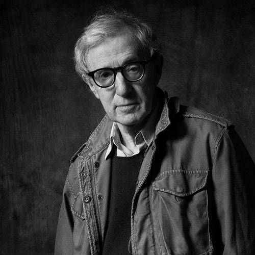 Černobílá fotografie Woodyho Allena.