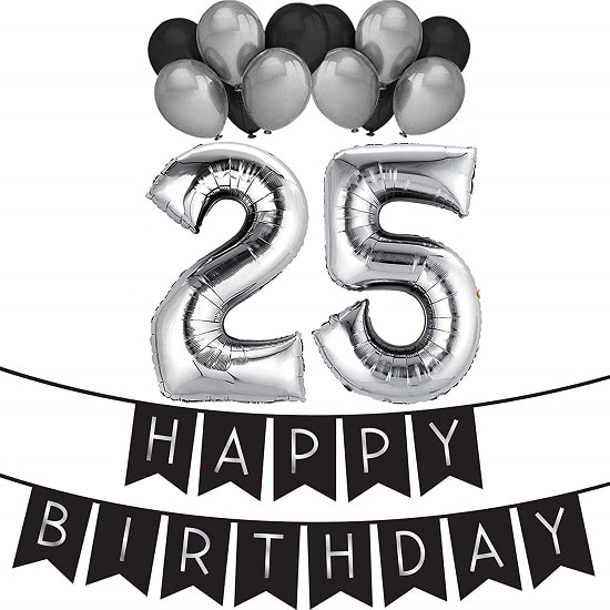 Černobílé blahopřání k 25. narozeninám s balónky ve tvaru číslic 2 a 5 a nápisem "Happy birthday". 