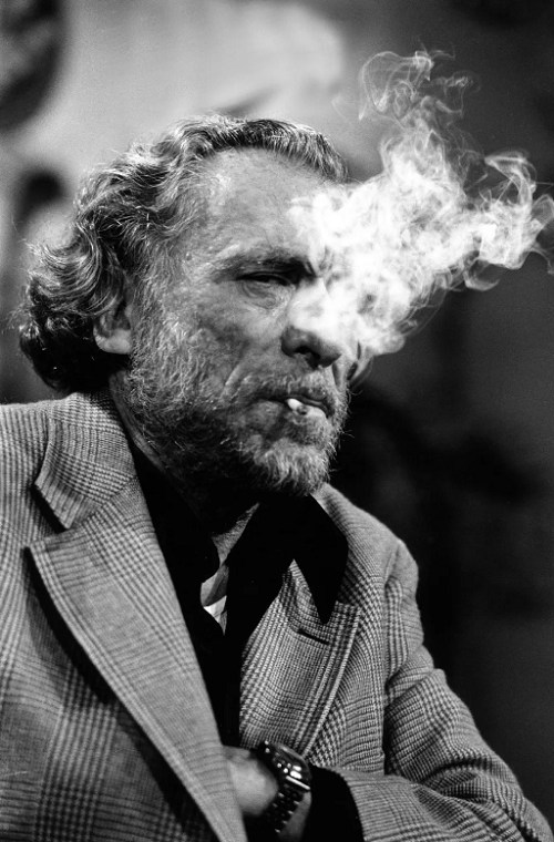 Portrét kouřícího Charlese Bukowského
