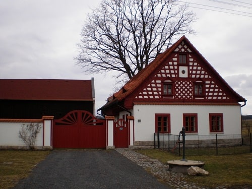 Chalupa ve vesnici Vlastislav spadající pod obec Hazlov.