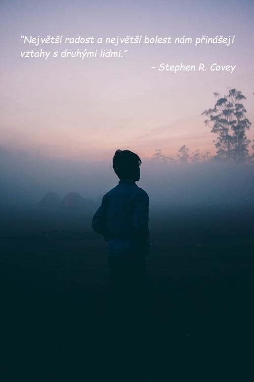 Zamilovaný citát Stephena R. Coveyho na pozadí fotografie siluety chlapce v mlhavé noční krajině.