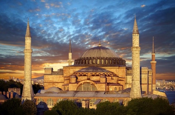 Chrám Hagia Sofia v Istanbulu při západu slunce.