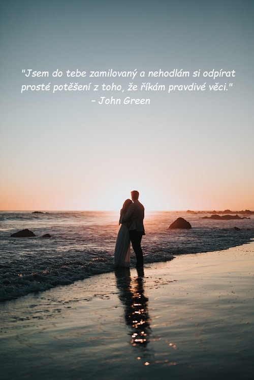 Citát k výročí svatby od Johna Greena na pozadí fotografie siluety páru stojícího u moře při západu slunce.