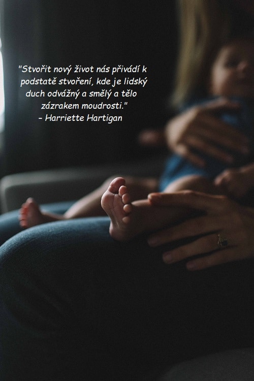 Matka s dítětem na klíně s citátem o mateřské lásce od Harriette Hartigan.