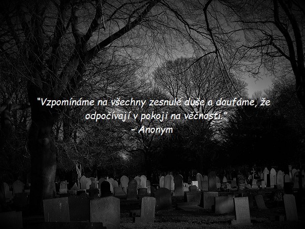 Černobílá fotografie s náhrobky na hřbitově s citátem o vzpomínkách na zesnulé duše.