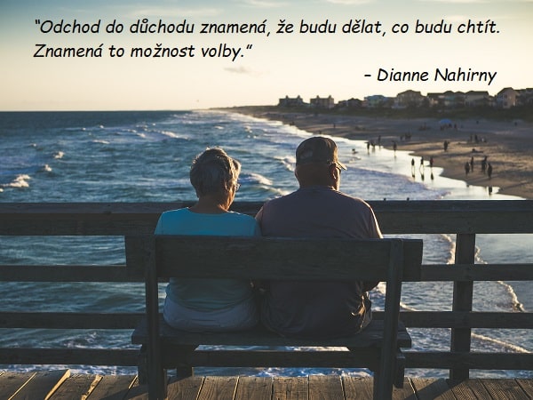 Citát o odchodu z práce od Dianne Nahirny na pozadí fotky dvou seniorů sedících na lavičce na mole u moře.