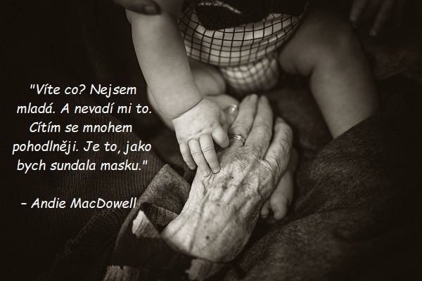 Černobílá fotografie s citátem o stáří na pozadí ruky staré ženy, kterou drží malé dítě.