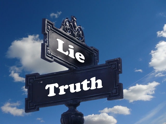 Obrázek s cedulí vedoucí ke lži a pravdě.