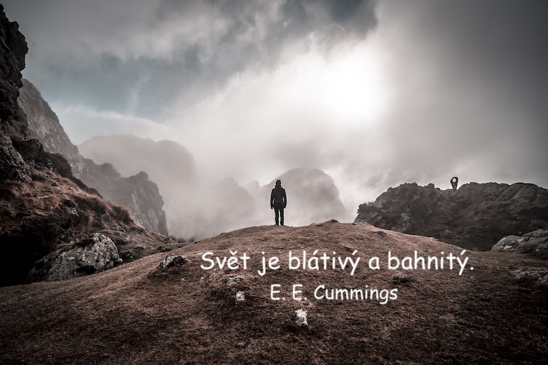 Silueta stojí na bahnitém vrcholku mezi skalami, text Svět je blátivý a bahnitý od E. E. Cummings.