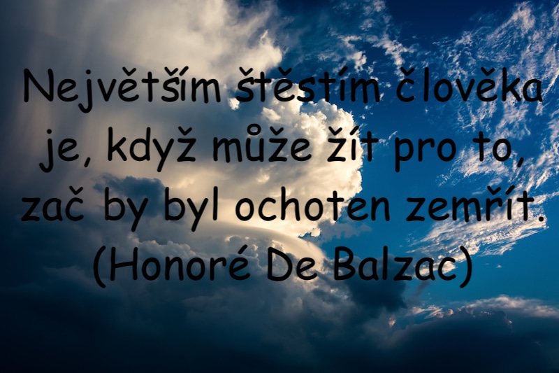 Krásné nebe s mraky, text: Největším štěstím člověka je, když může žít pro to, zač by byl ochoten zemřít. (Honoré De Balzac).