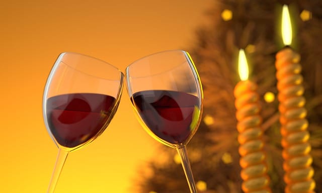 Výroční obrázek se sklenicemi vína a svíčkami.