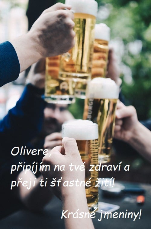 Pánské ruce připíjející si sklenicemi s čepovaným pivem a přáním krásných jmenin Oliverovi.