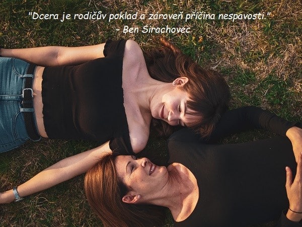 Usmívající se matka s dcerou ležící na trávě s citátem pro dceru od Bena Sirachovce.