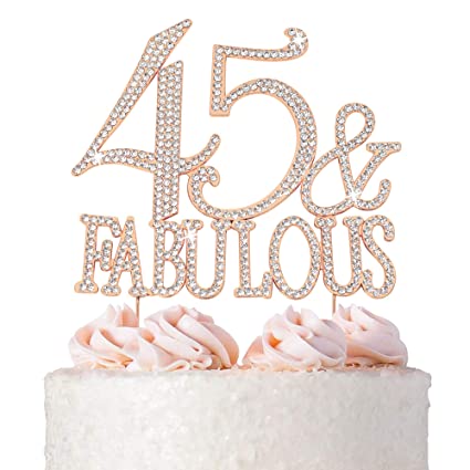 Diamantový nápis "45 a fabulous" na bílém narozeninovém dortu. 