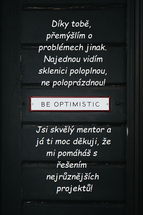 Dveře s anglickým nápisem "be optimistic" a poděkováním za skvělé vedení mentorovi. 