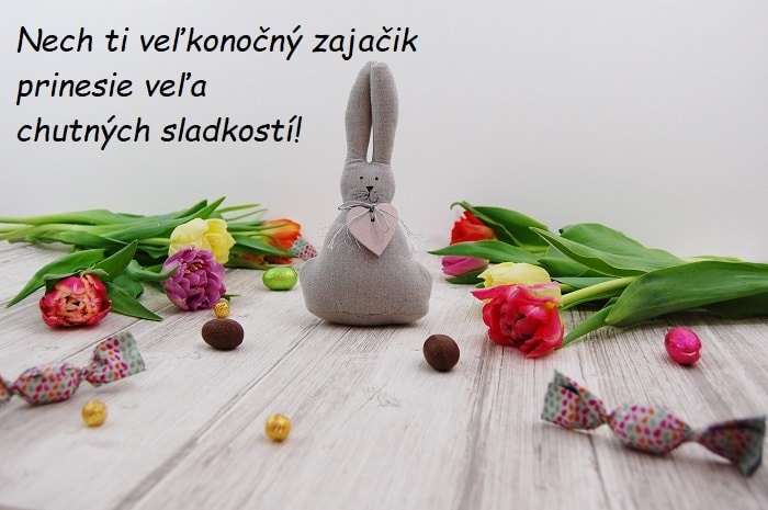 Hadrový zajíček s tulipány a sladkostmi a se slovenským velikonočním blahopřáním.