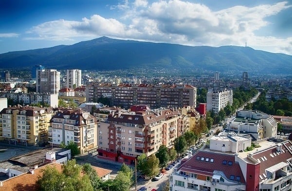 Pohled na hlavní město Sofie v Bulharsku.