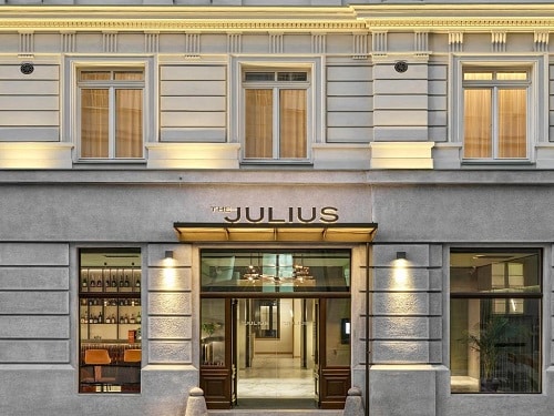 Vchod do hotelu The Julius v Praze.