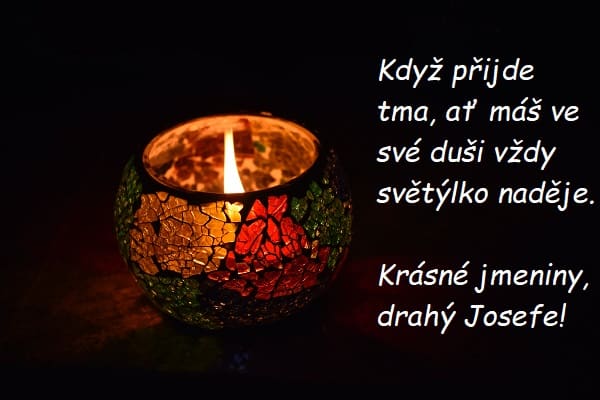 Hořící svíčka v ozdobné sklenici s přáním krásných jmenin Josefovi.