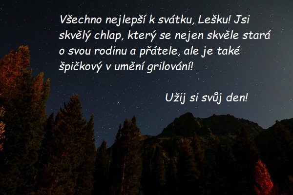 Přání k svátku Leškovi na pozadí hvězdné oblohy nad jehličnatým lesem.