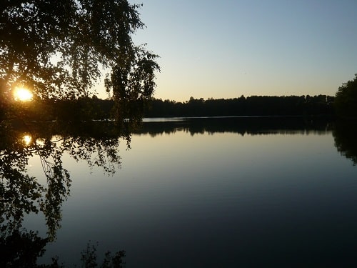 Jezero Jaroslav v obci Číčenice při západu slunce.