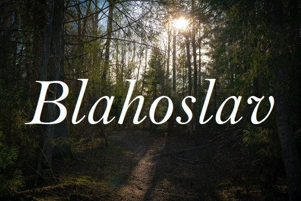 Jméno Blahoslav na pozadí fotografie s lesem, mezi jehož stromy prosvítají paprsky slunce.