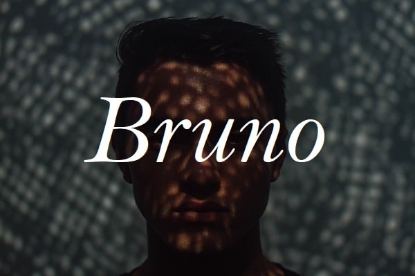 Jméno Bruno na pozadí siluety hlavy muže.
