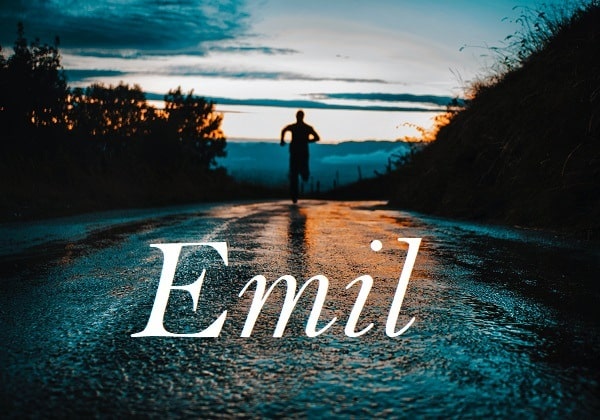 Jméno Emil na pozadí fotografie siluety běžícího muže při západu slunce.